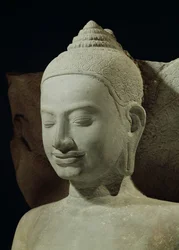 Bouddha en méditation sur le roi naga Mucilinda, détail de la tête du Bouddha, de Preah Khan, style Bayon, grès des XIIe-XIIIe siècles
